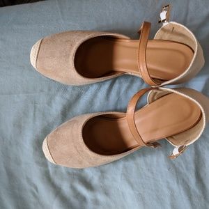 Chellysun espadrilles size 9 Brand New!
